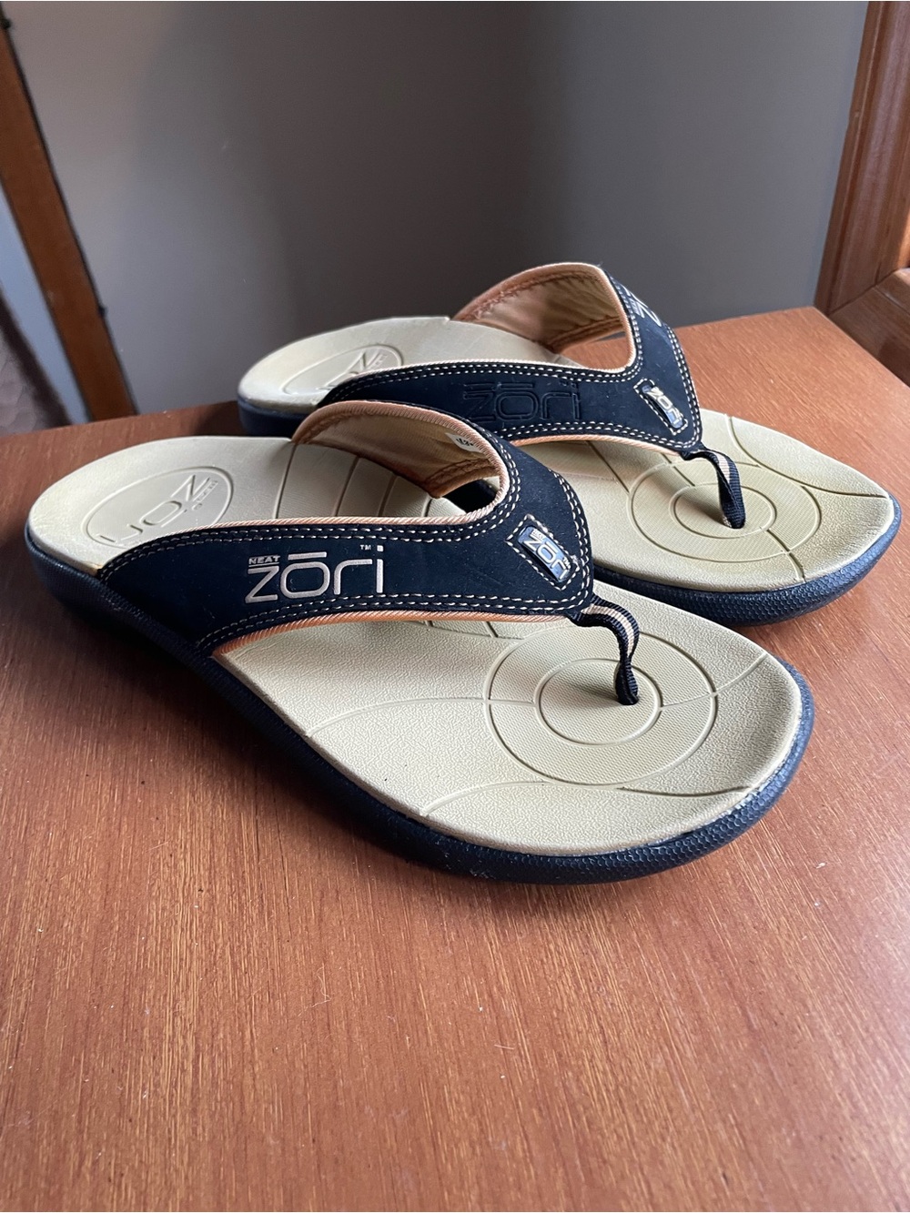 Neat Zori Mens Size 9 Sandals Sport Orthotic Flip Flops Black Tan